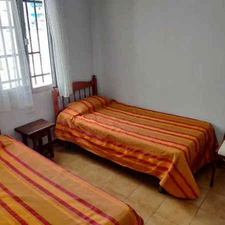 Casa Chalet Independiente En Calle Privada *