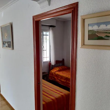 Casa Chalet Independiente En Calle Privada *