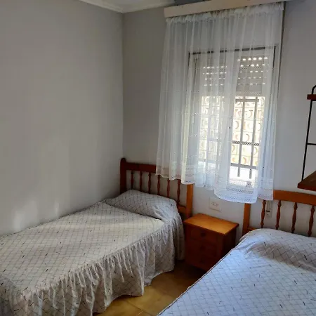 Casa Chalet Independiente En Calle Privada *