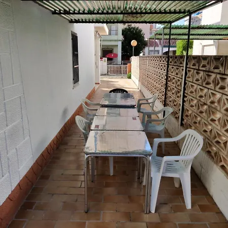 Casa Chalet Independiente En Calle Privada *